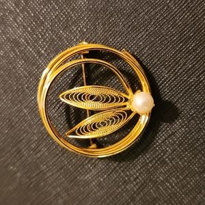 Vintage Gold Tone Filigree Brooch with Pearl